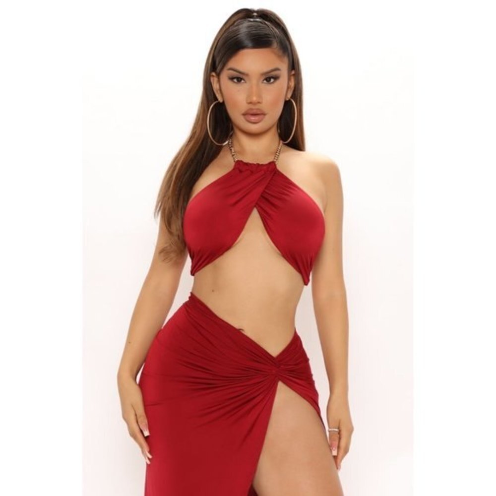 Fashion Nova | NWOT High Maintenance Burgundy Halter Chain Crop Top Size M